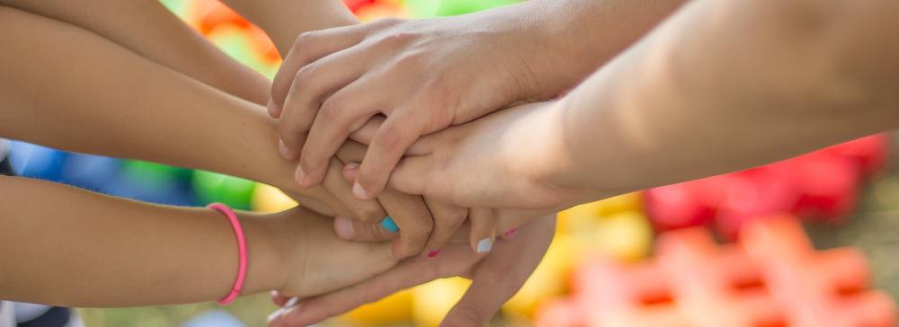 Hände, die sich umfassen - Foto von Pixabay